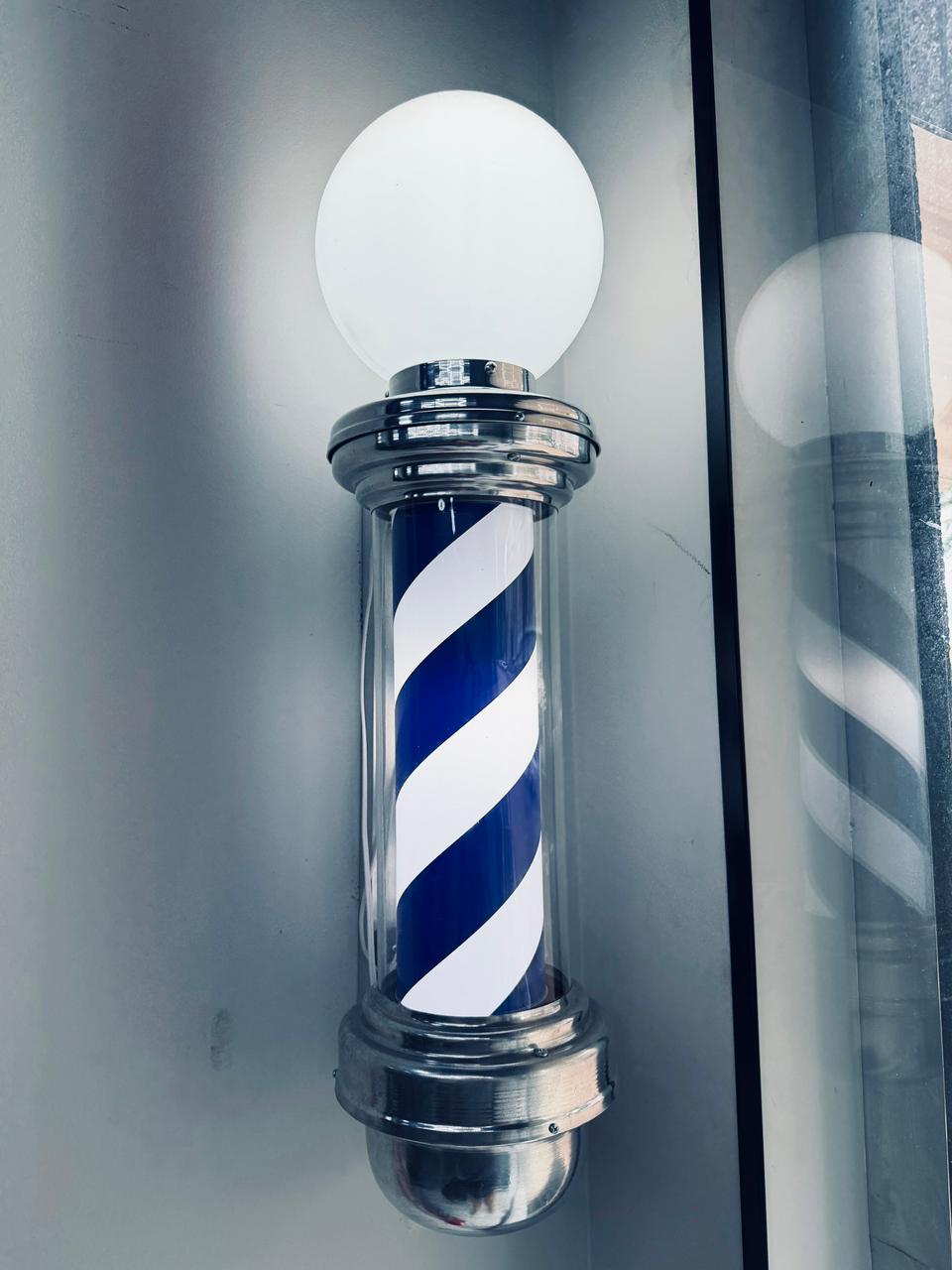Barber pole azul e branco na fachada
