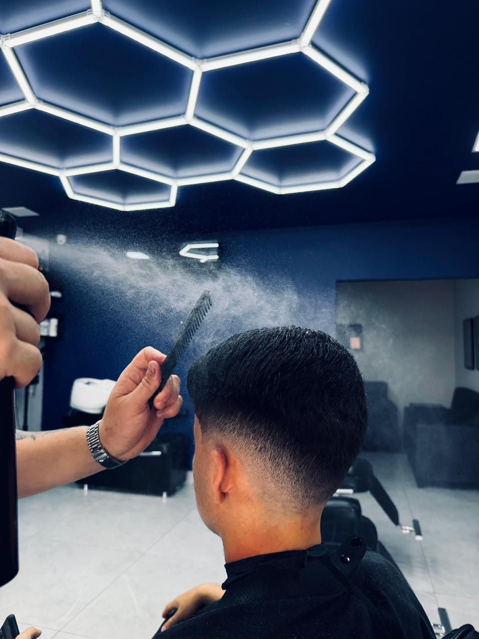 Finalização com spray no cabelo do cliente